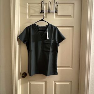 FIGS BONSAI BEI CARGO SCRUB TOP